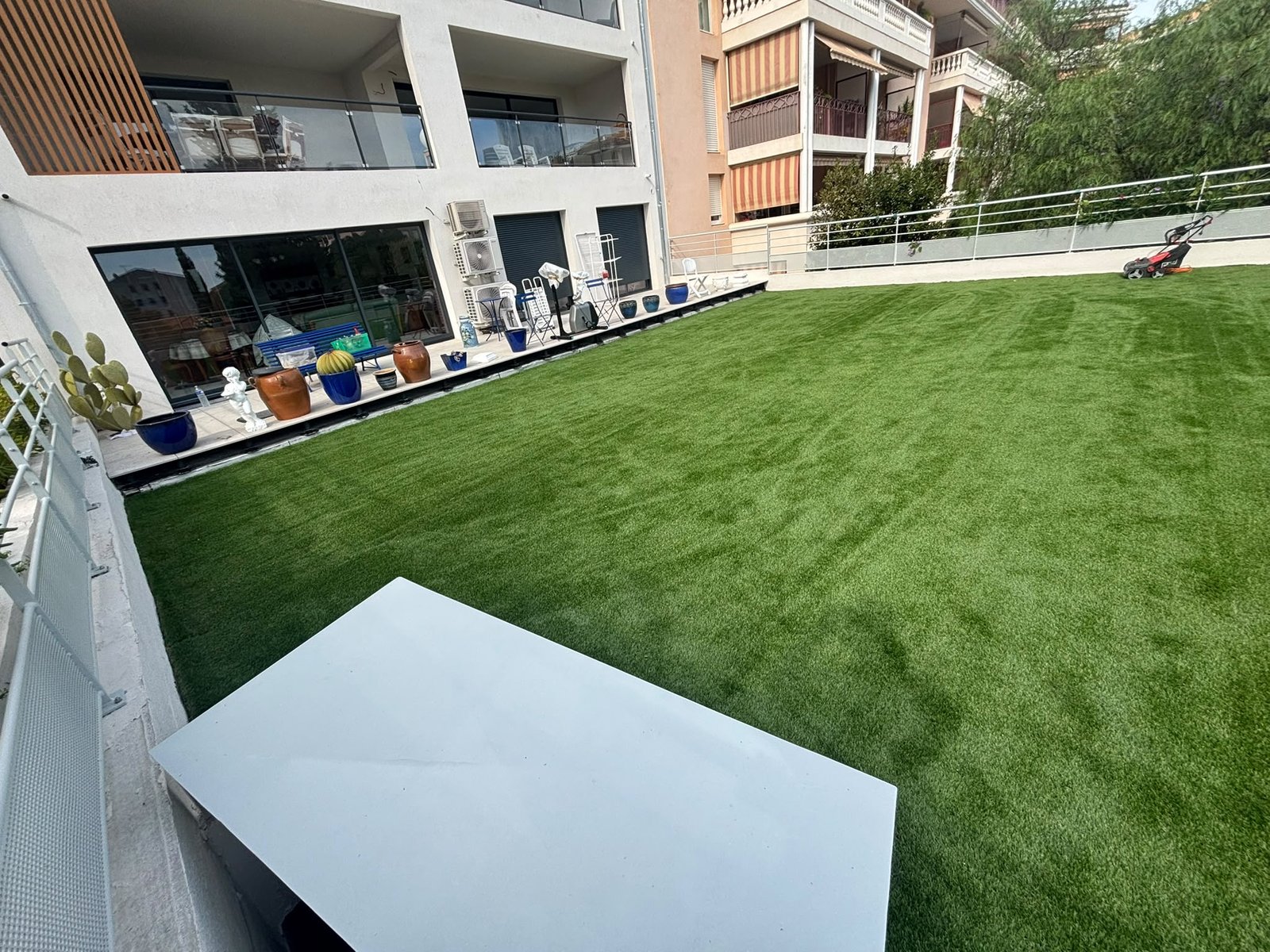 Terrasse étanche avec finition gazon synthétique à La Seyne-sur-Mer
