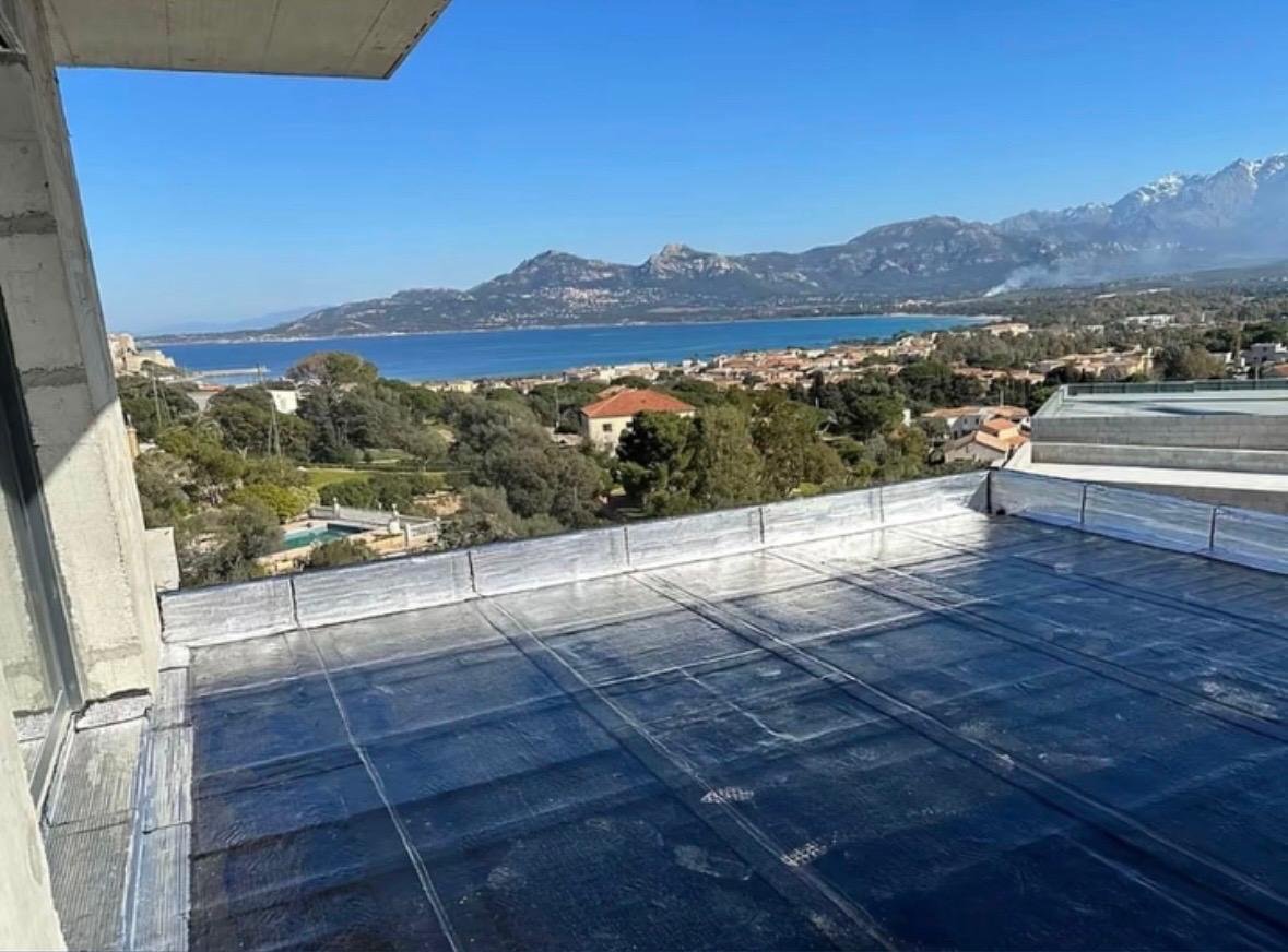 Étanchéité de toit-terrasse vue mer à Toulon