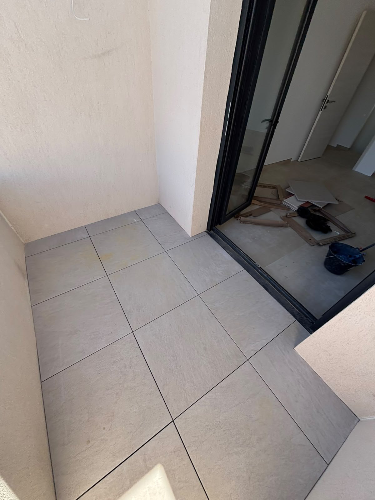 Finition d'étanchéité sur balcon carrelé dans le Var