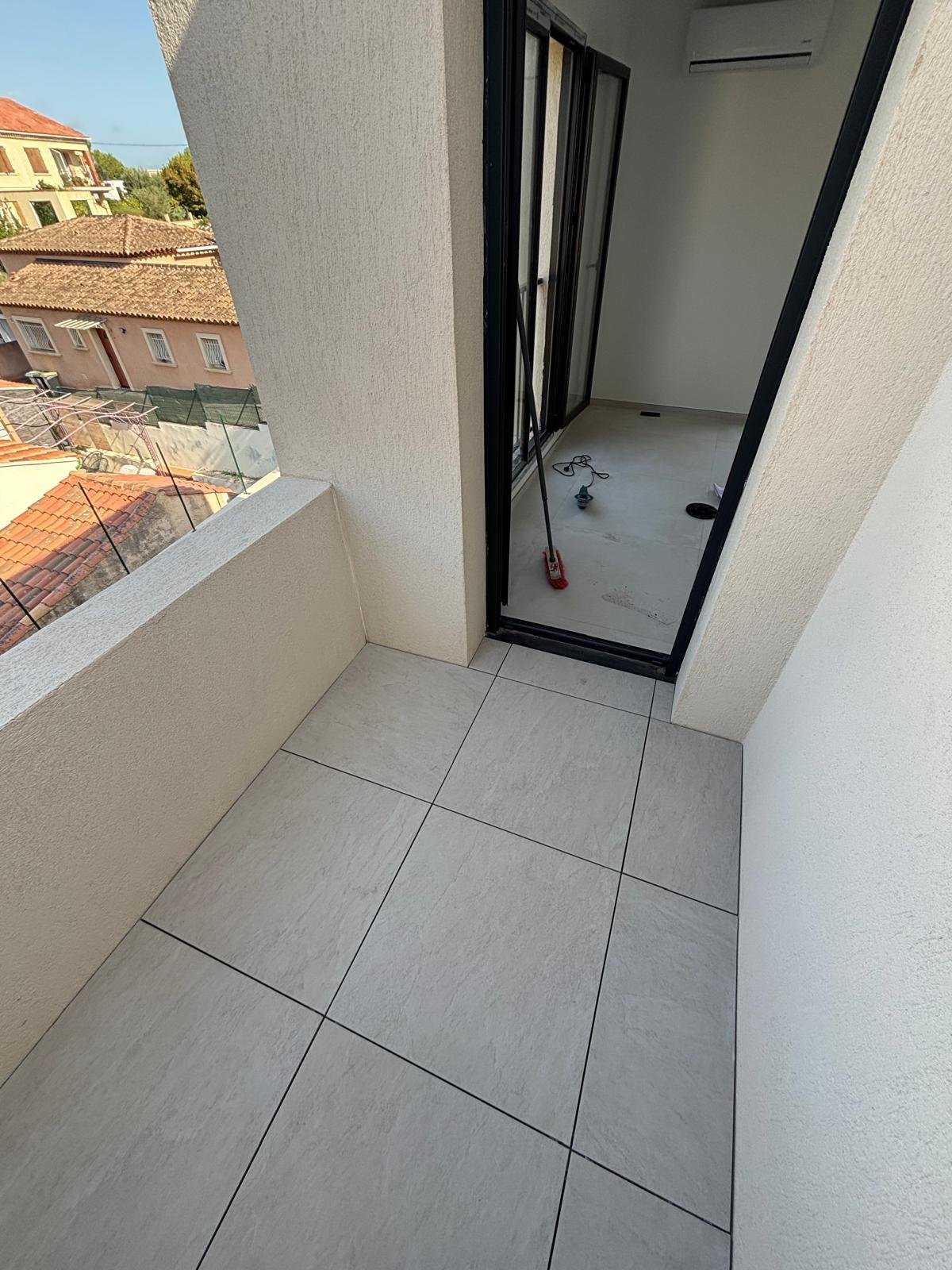 Finition d'étanchéité au seuil d'une terrasse dans le Var