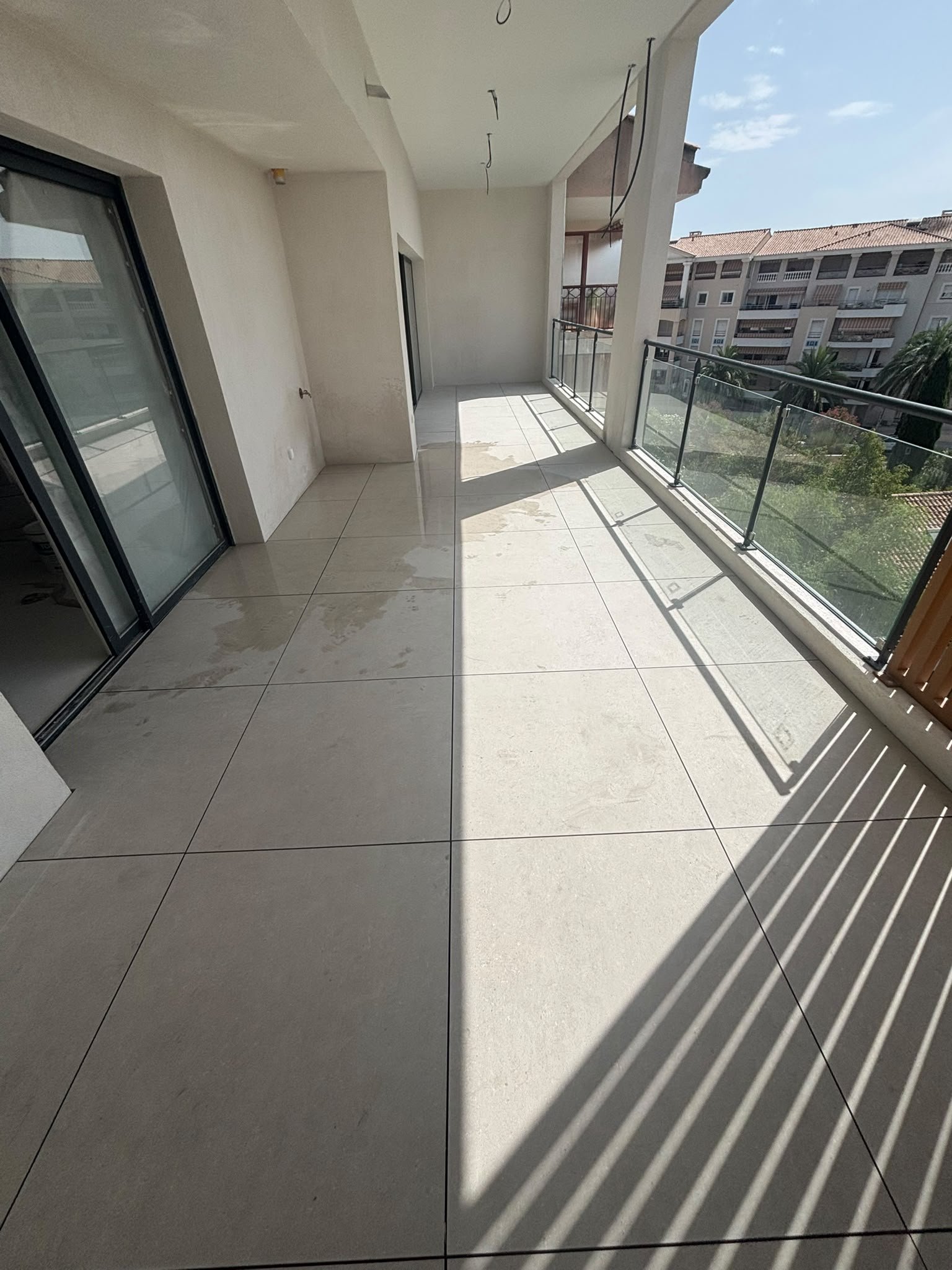 Terrasse carrelée avec étanchéité durable dans le Var